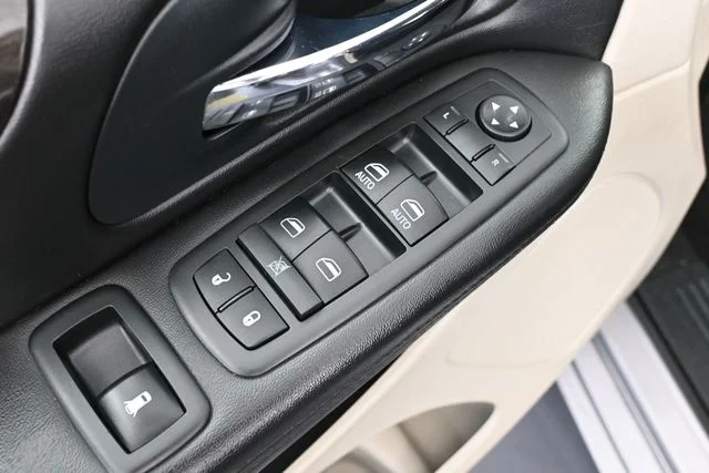 Used 2013 Silver Dodge SXT image 19