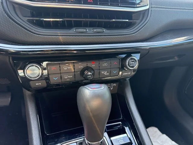 Used 2022 White Jeep Latitude image 21