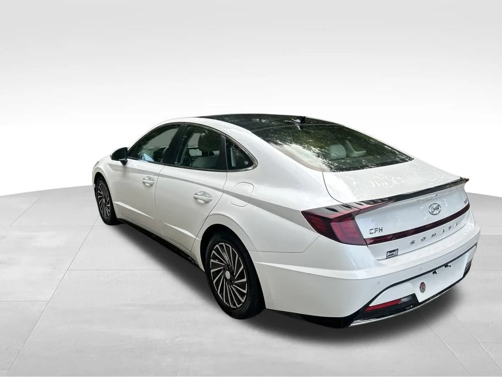 Used 2021 White Hyundai Limited image 3
