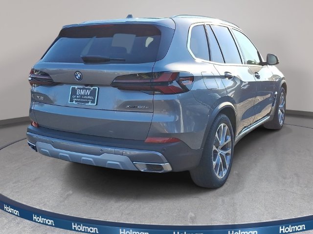 New 2026 Skyscraper Grey Metallic BMW xDrive50e image 4