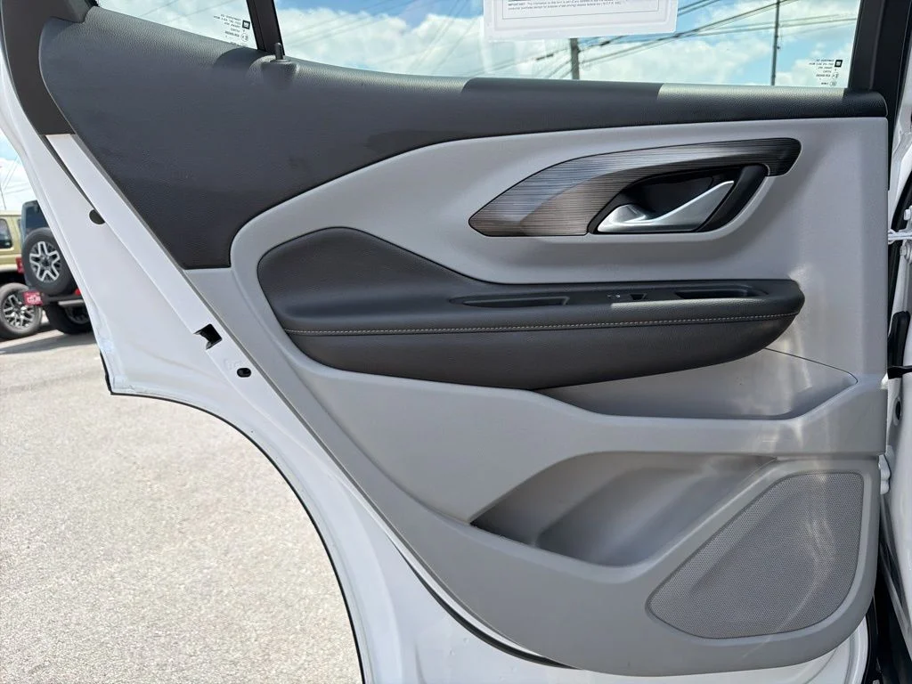 Used 2022 White GMC SLE image 20