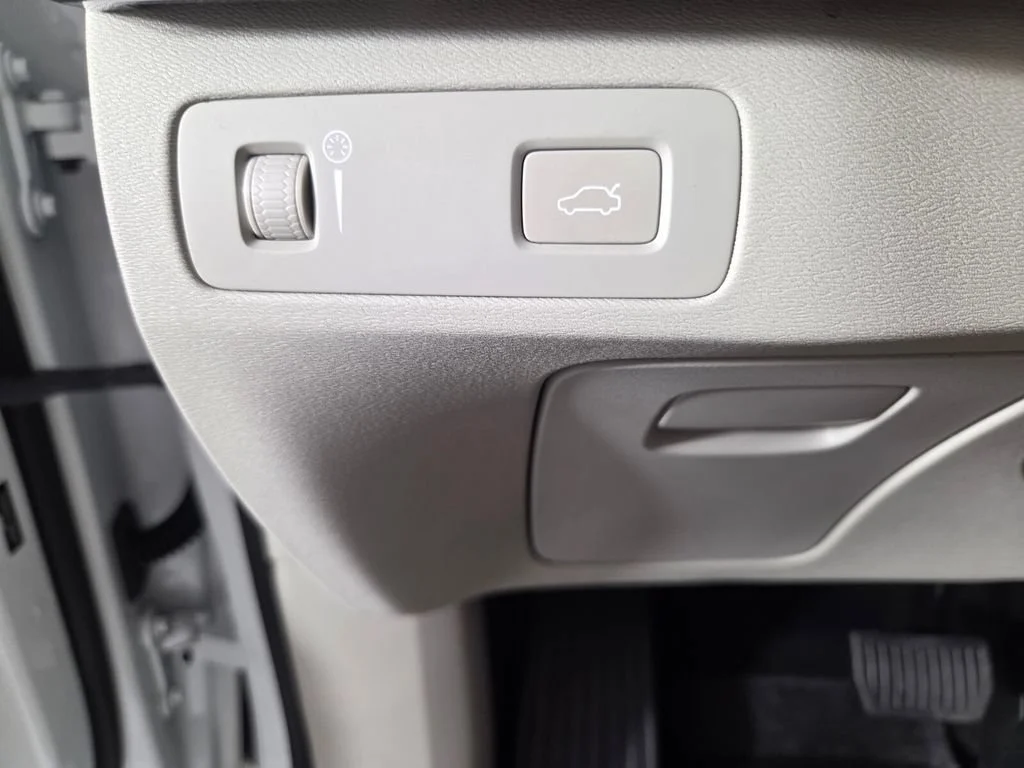Used 2020 Crystal White Volvo Momentum image 20