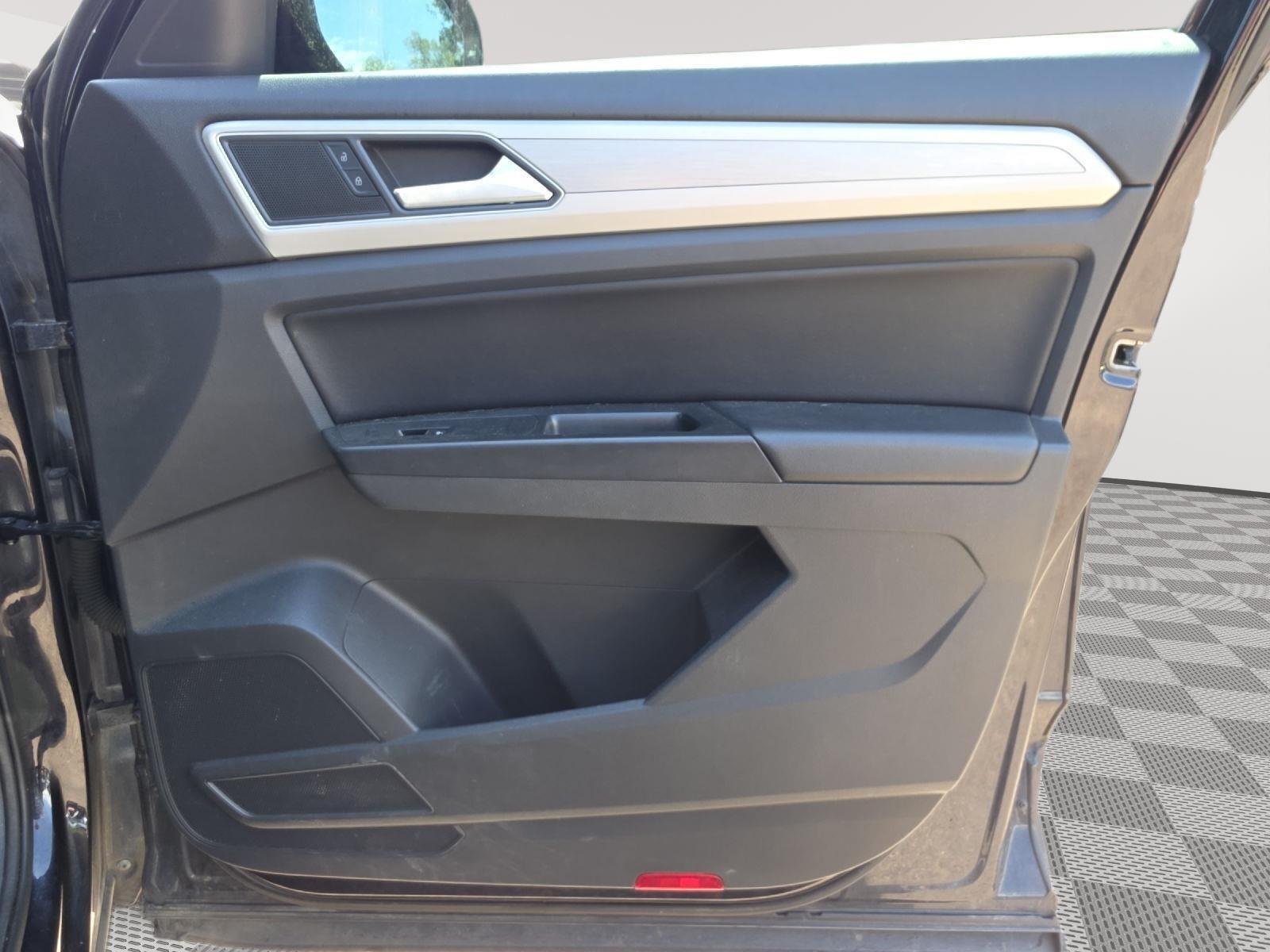 Used 2019 Deep Black Pearl Volkswagen 3.6L V6 SE image 21