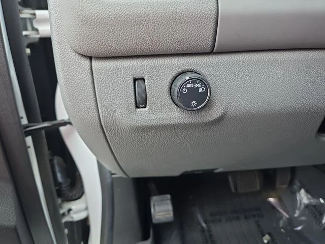 Used 2017 White GMC Base image 26