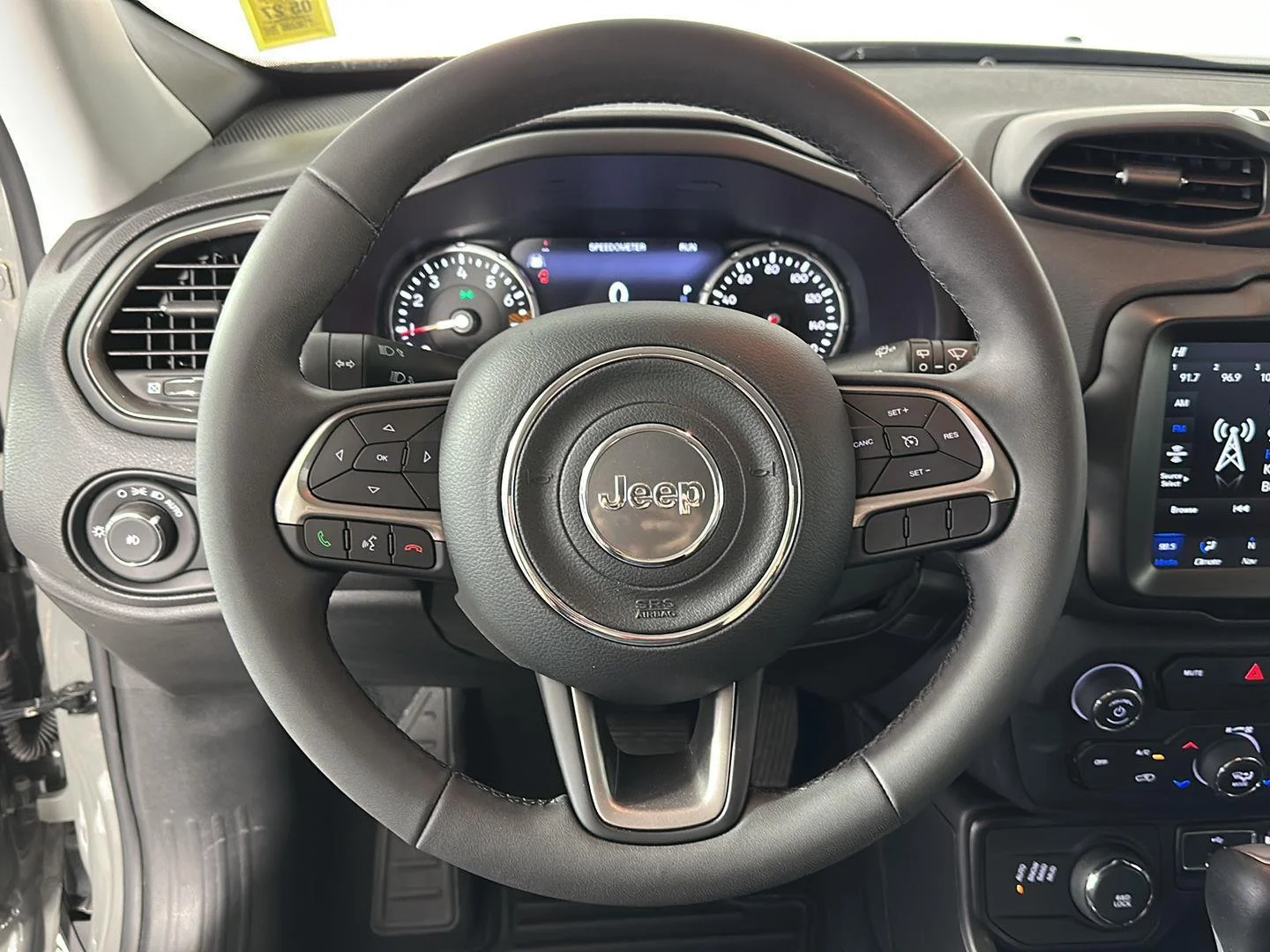 Used 2022 Sting-Gray Clearcoat Jeep Latitude image 17
