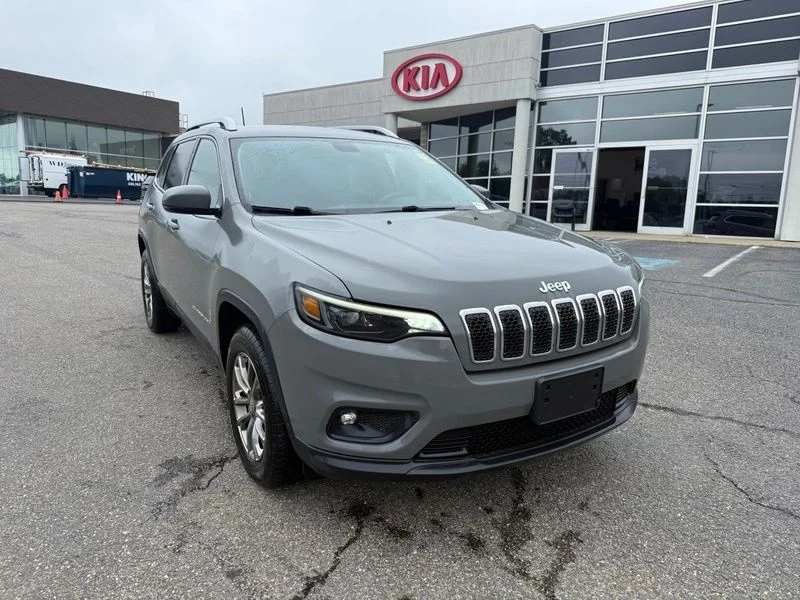 Used 2019 Gray Jeep Latitude Plus image 4