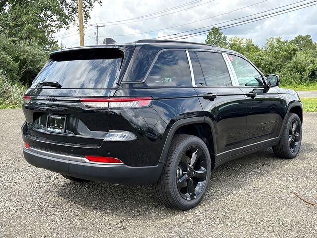 New 2026 Diamond Black Crystal Pearlcoat Jeep Limited image 2