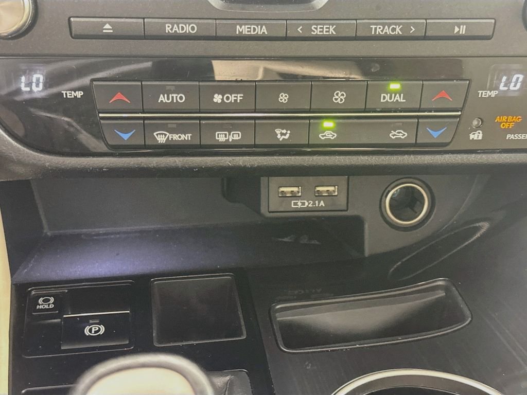 Used 2021 Nori Green Pearl Lexus  image 16