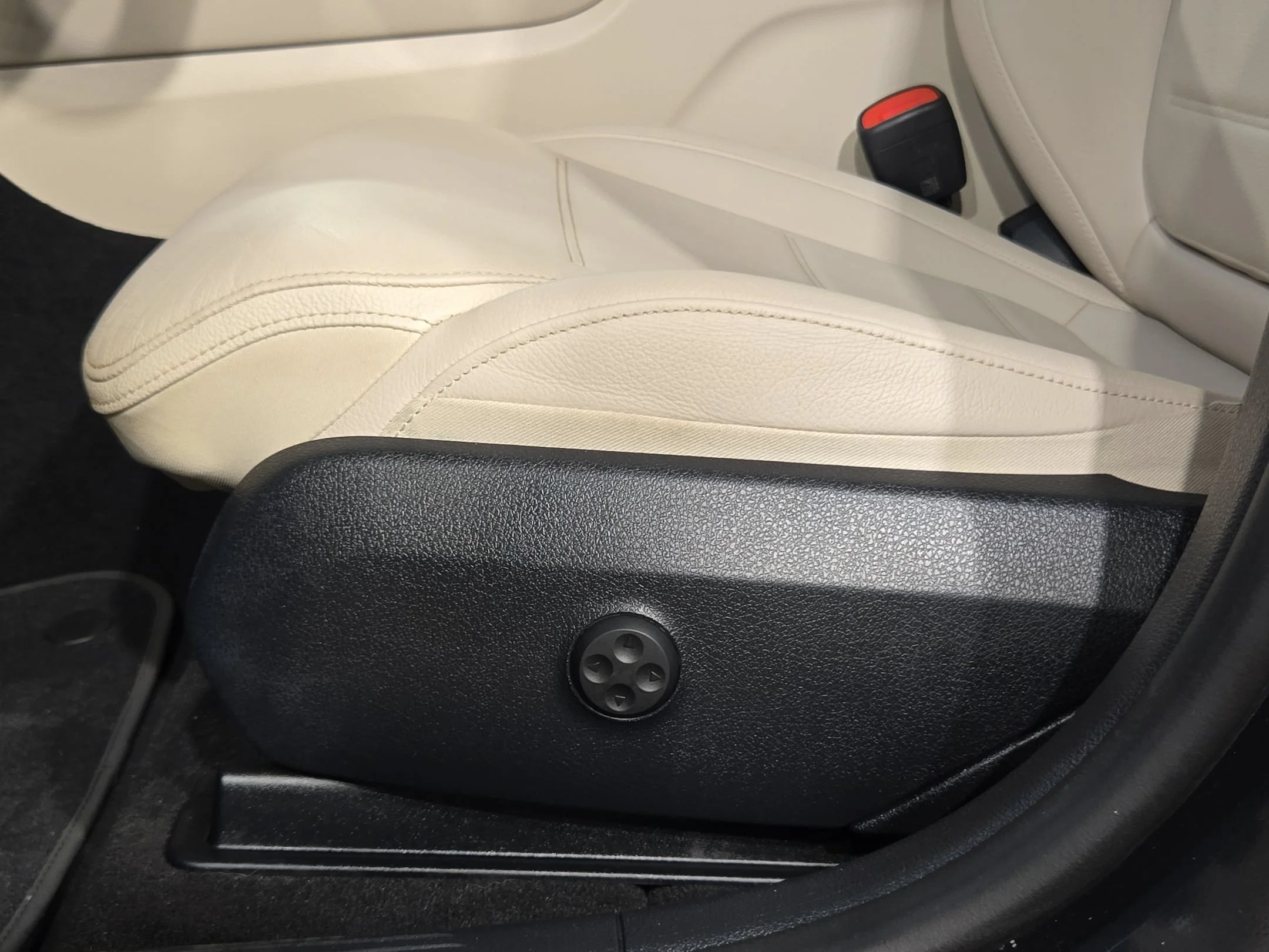 Used 2024 Graphite Grey Metallic Mercedes-Benz GLC 300 image 23