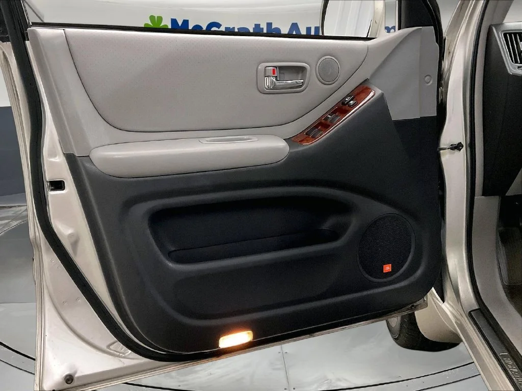 Used 2006 Silver Toyota Limited image 28