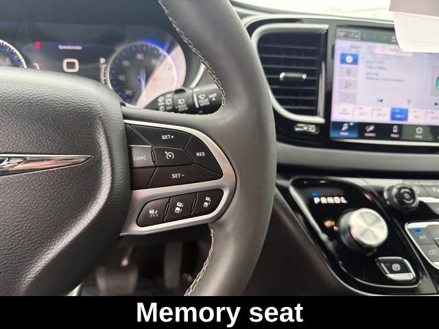 Used 2025 White Chrysler Select image 14