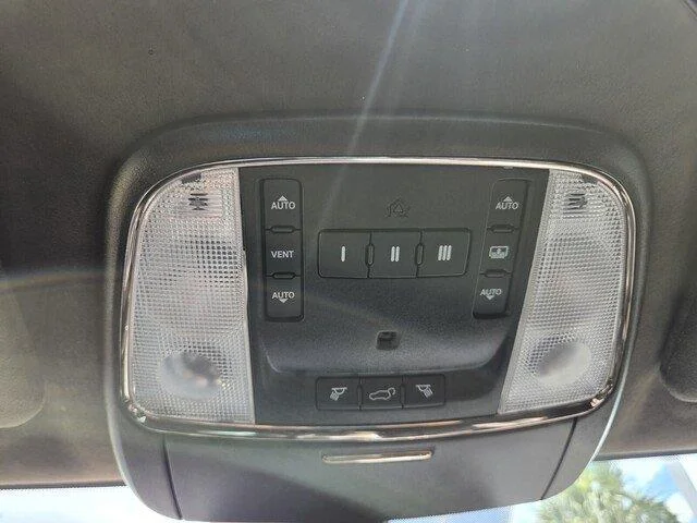 Used 2018 Ivory 3-Coat Jeep Summit image 18