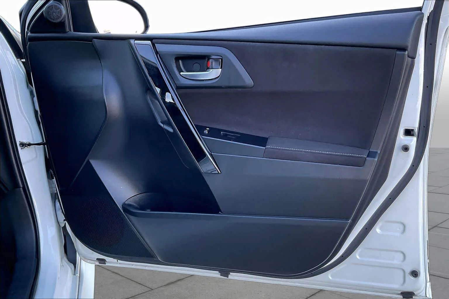 Used 2018 Blizzard Pearl Toyota  image 21