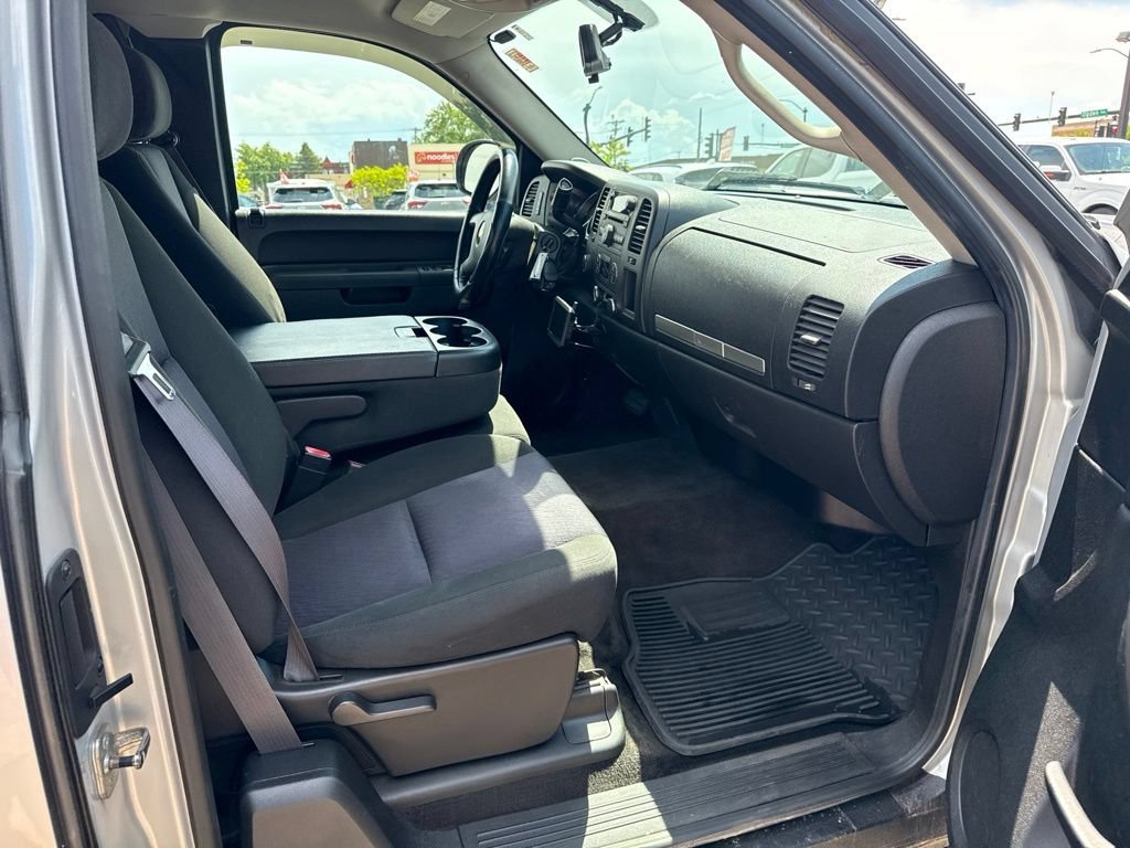 Used 2011 SHEER SILVER METALLIC Chevrolet LT image 27