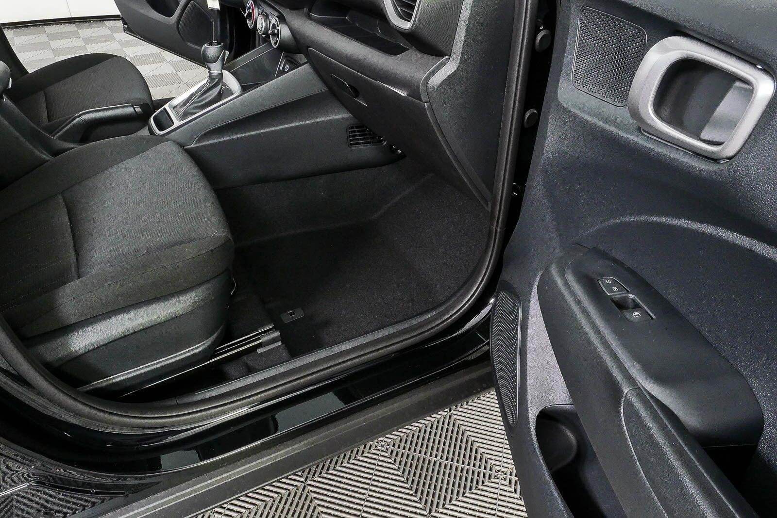 New 2026 Onyx Black Hyundai SE image 22