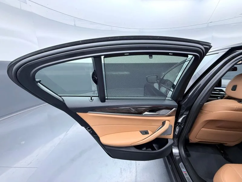Used 2022  BMW 540i xDrive Sedan 4D image 34