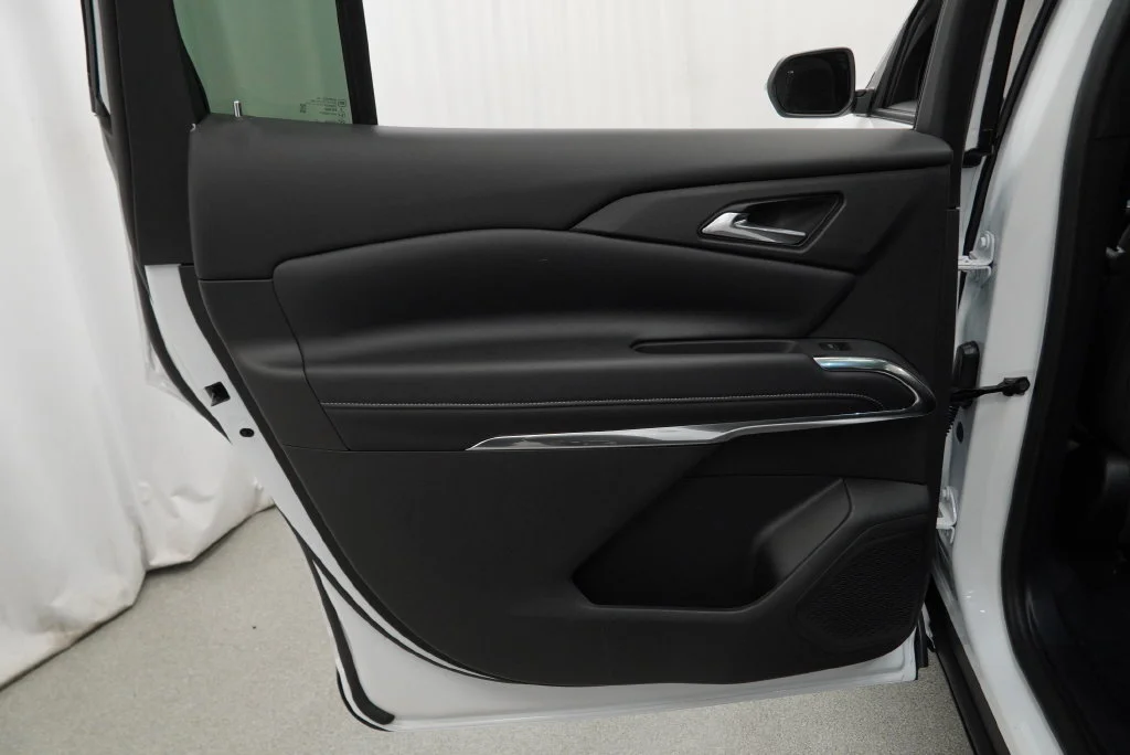 New 2027 Summit White Chevrolet LT image 34