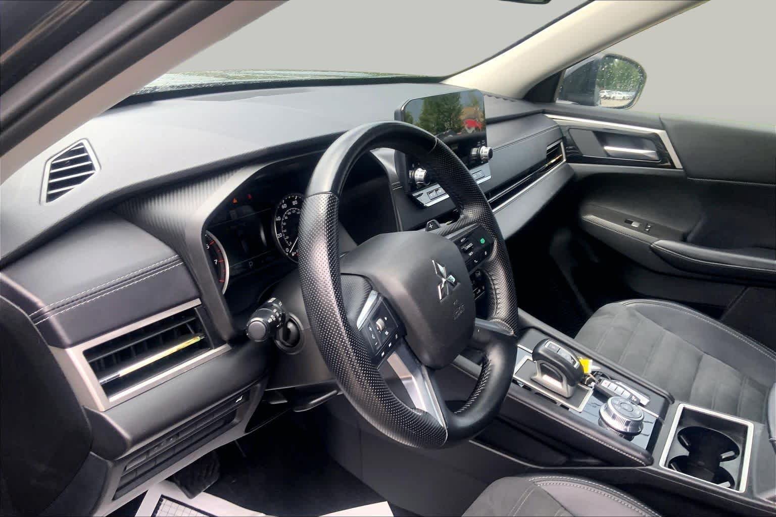 Used 2024 Labrador Black Pearl Mitsubishi SE image 16