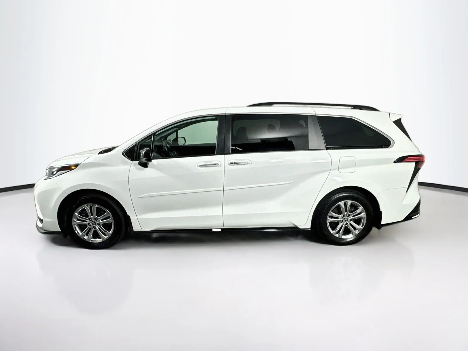 Used 2022 White Toyota XSE image 4