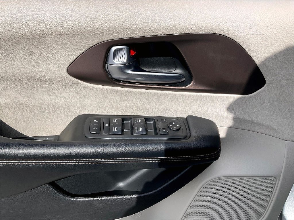 Used 2019 Billet Silver Metallic Clearcoat Chrysler Touring L image 36
