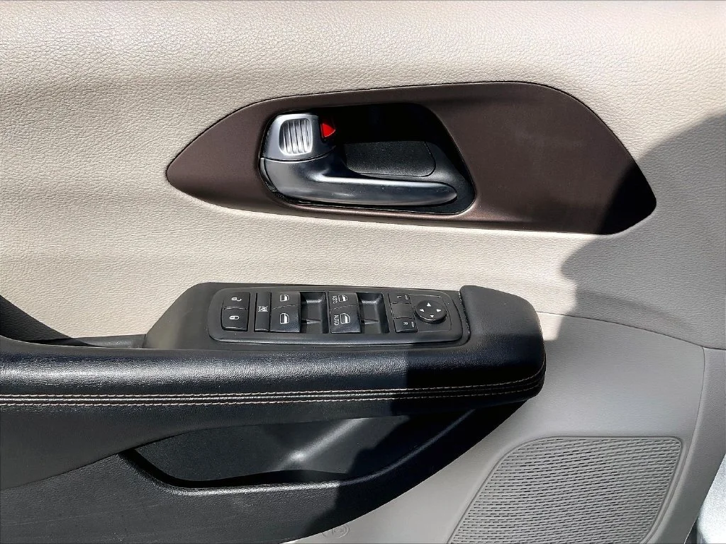 Used 2019 Billet Silver Metallic Clearcoat Chrysler Touring L image 36