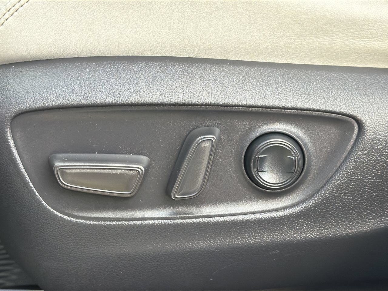 Used 2020 Silver Sky Metallic Toyota XLE Premium image 19