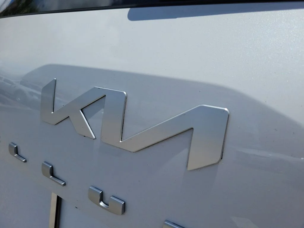 Used 2022 Glacial White Pearl Kia S image 8