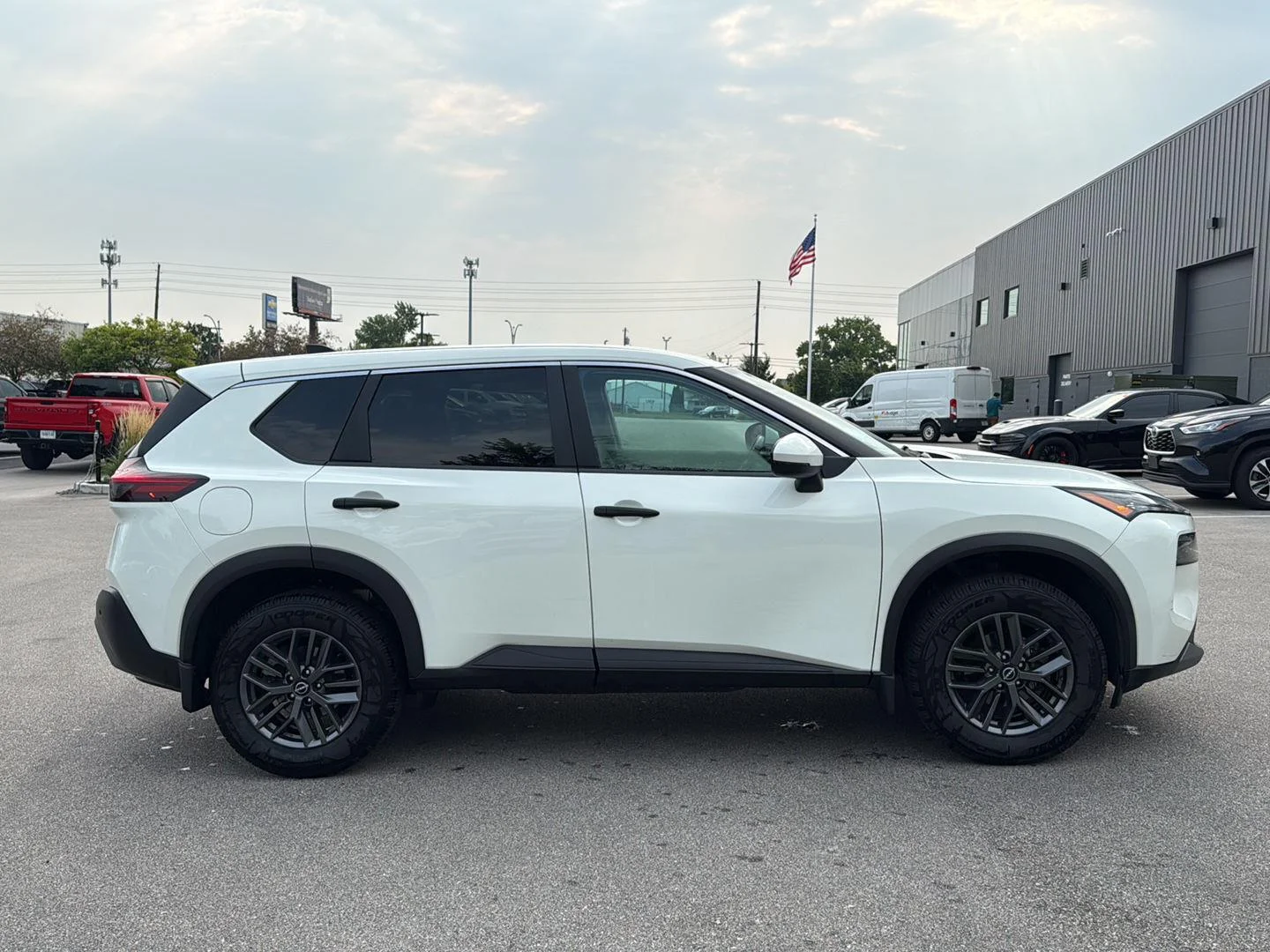 Used 2022 WHITE NISSAN SUV image 2