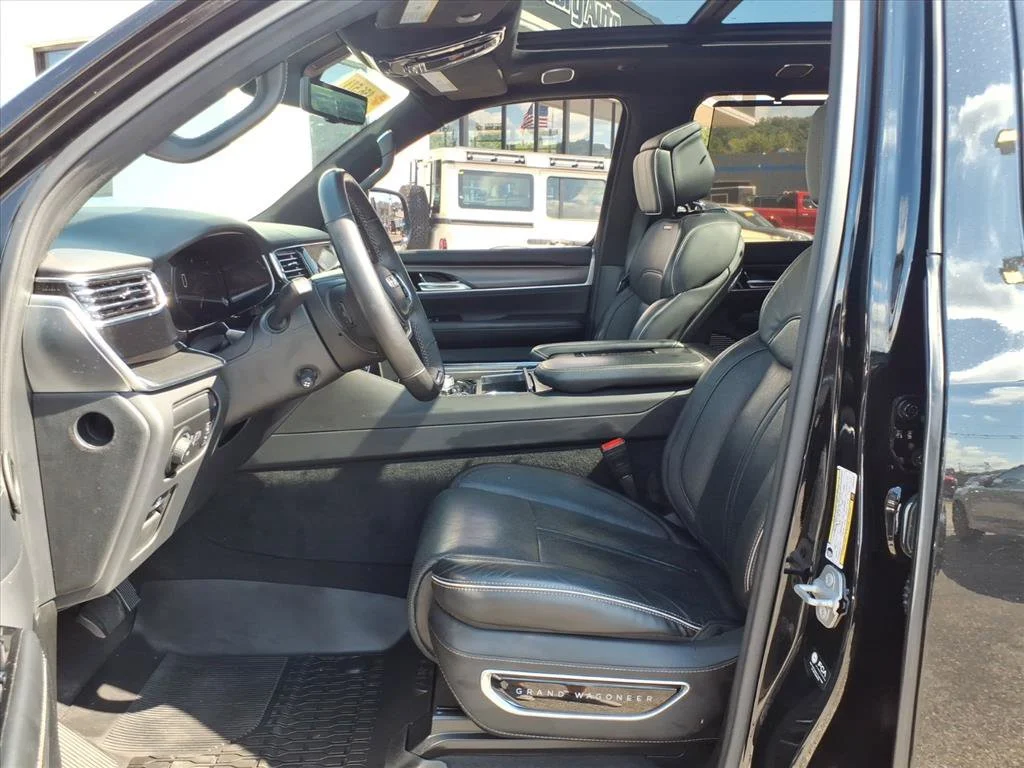 Used 2023 Diamond Black Crystal Pearlcoat Jeep Series II Obsidian image 11