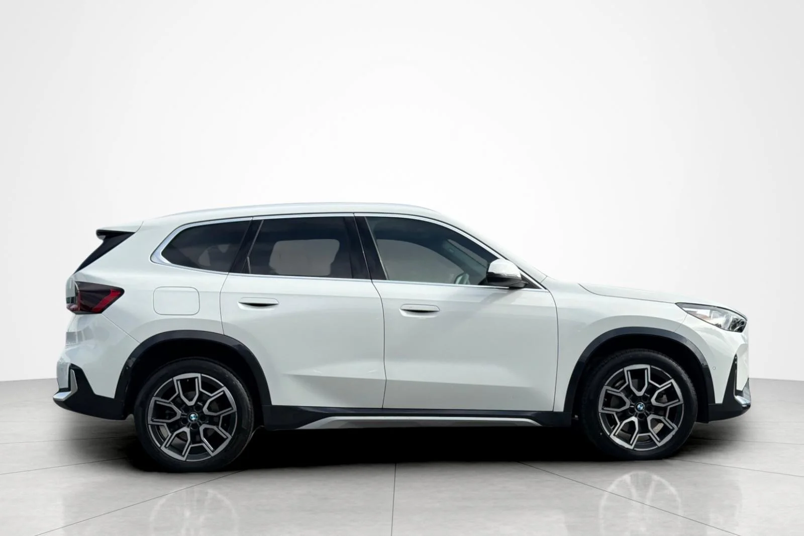 Used 2025 Alpine White BMW xDrive28i image 6