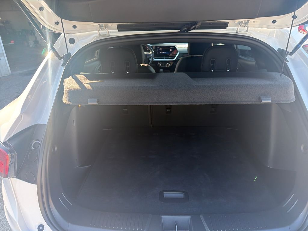 Used 2025 White Chevrolet 2RS image 9