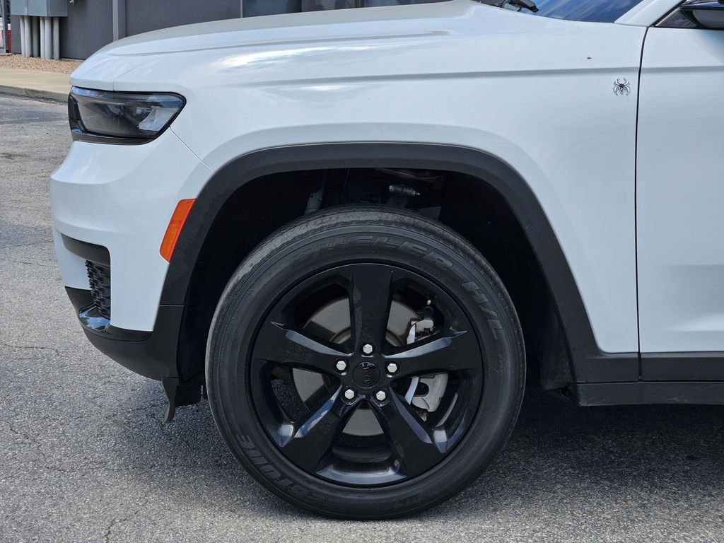 Used 2023 White Jeep Altitude image 9