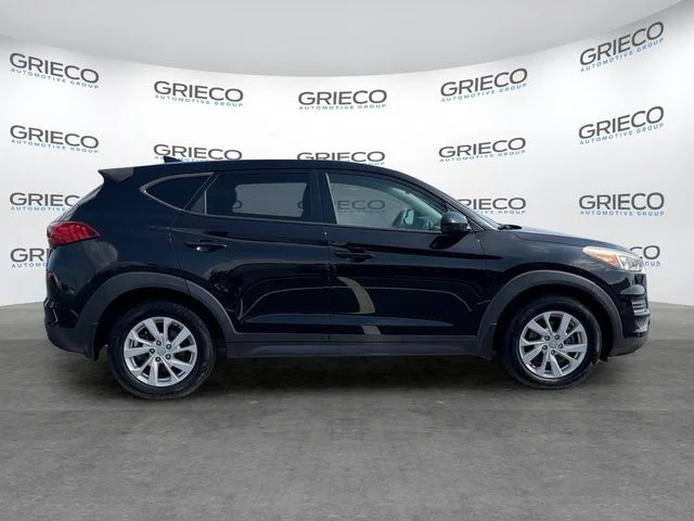 Used 2020 Black Hyundai SE image 8