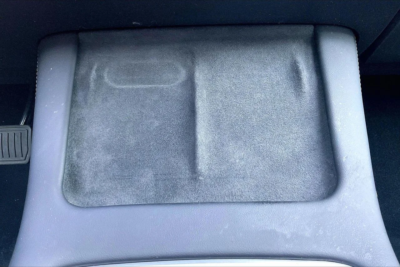 Used 2023  Tesla Base image 19