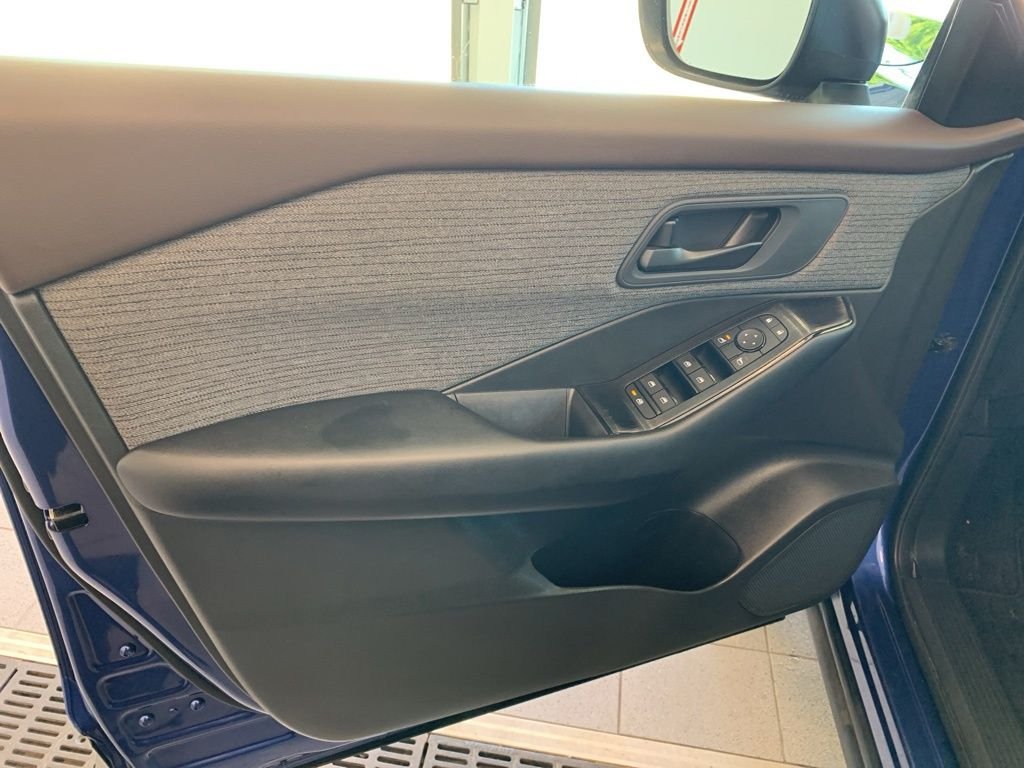 Used 2023 Blue Nissan S image 4
