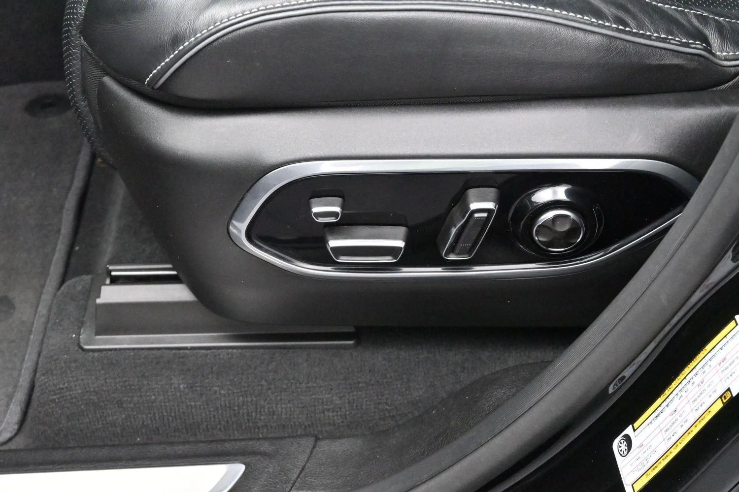 Used 2023 Diamond Black Crystal Pearlcoat Jeep Overland image 16