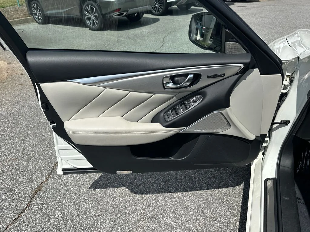 Used 2023 White INFINITI LUXE image 10