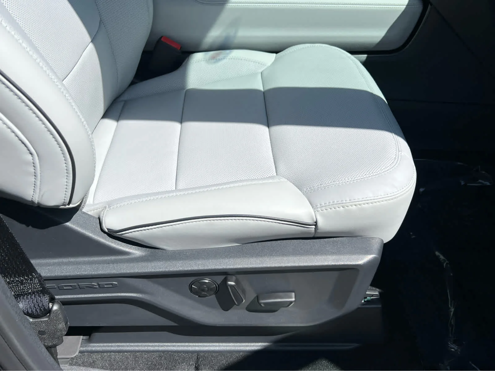 New 2026 Agate Black Metallic Ford MAX Platinum® image 18