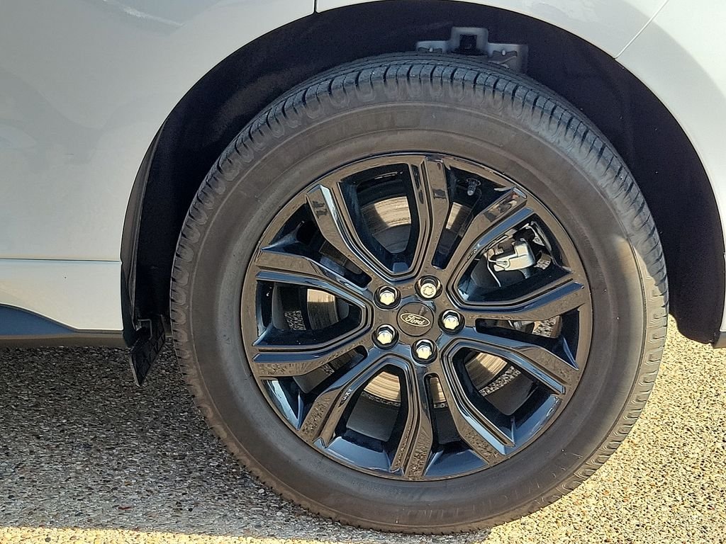 Used 2022 Oxford White Ford SE image 13