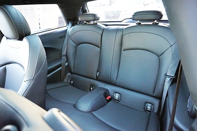 Used 2023  MINI Base image 16