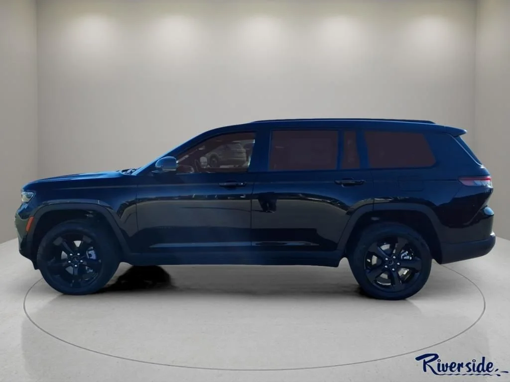 New 2025 Diamond Black Crystal Pearl-Coat Exterior Paint Jeep Limited image 3