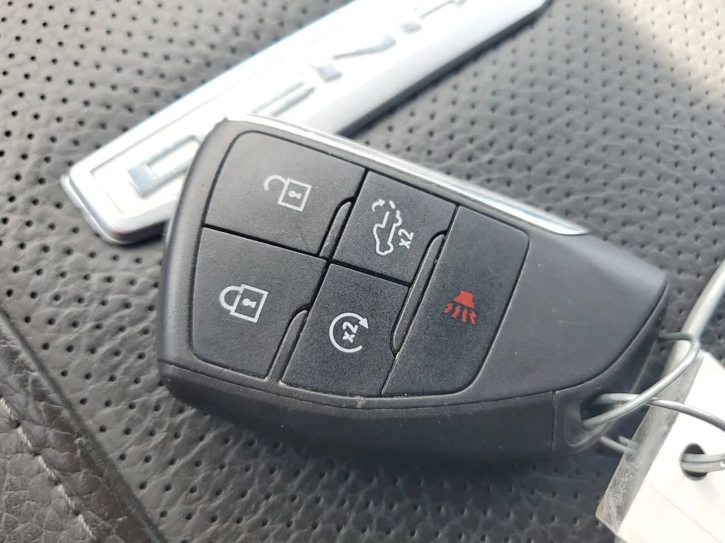 Used 2024 White Frost Tricoat GMC Denali image 29