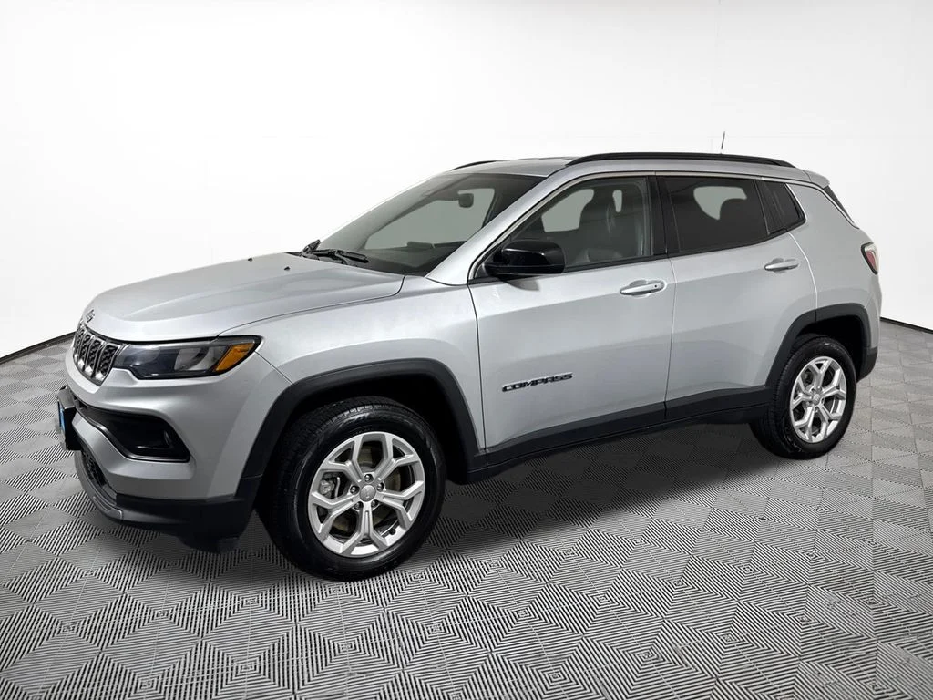 Used 2024 Silver Jeep Latitude image 2