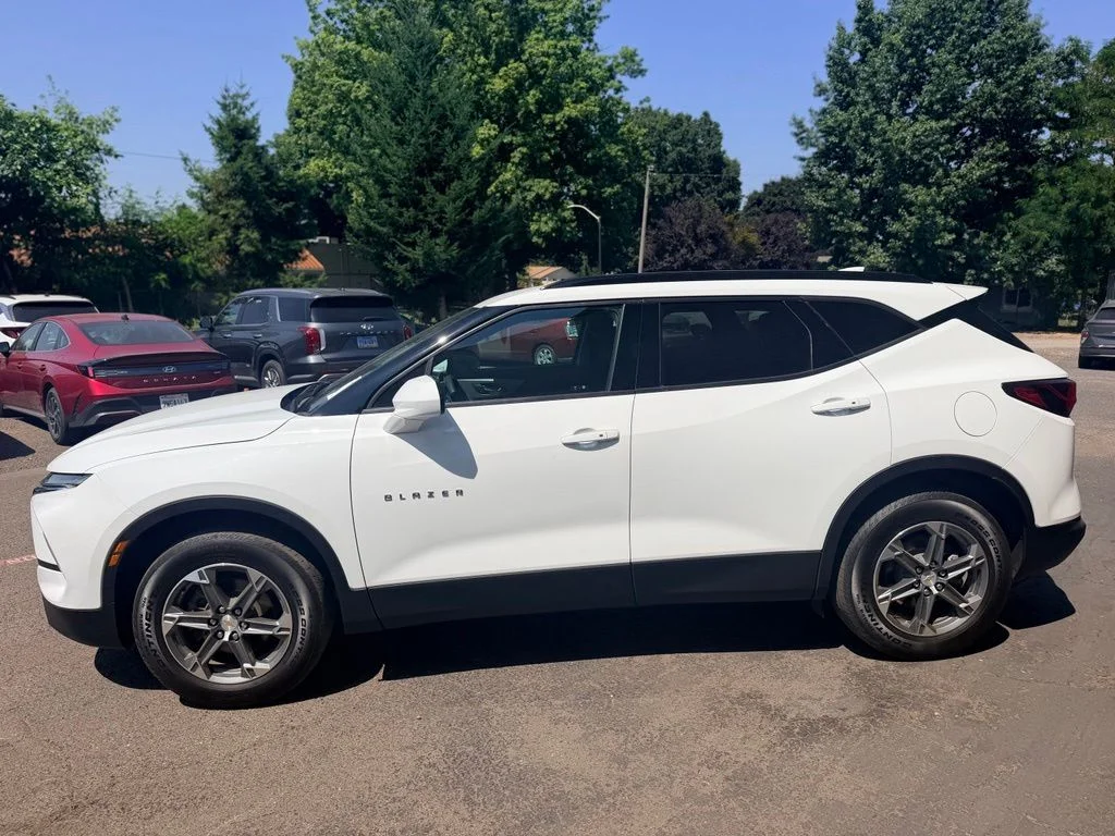Used 2024 Summit White Chevrolet LT image 8