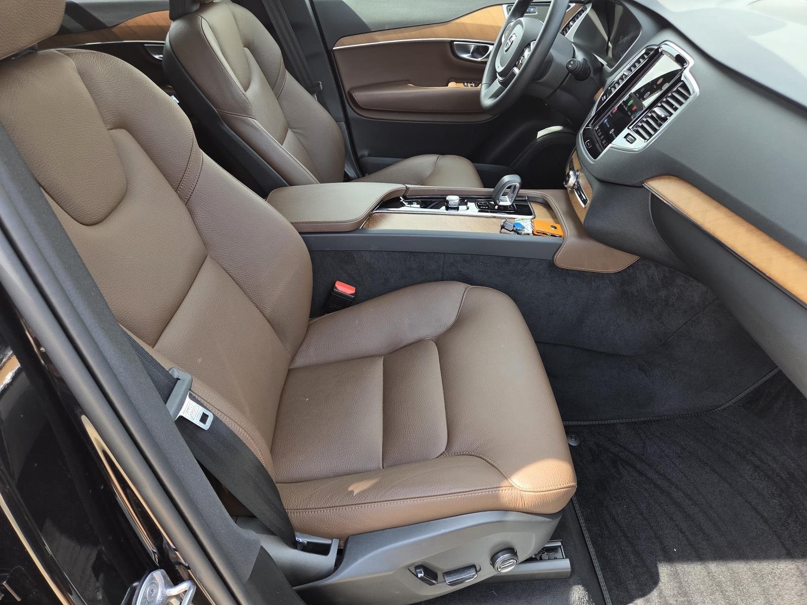 Used 2024 Onyx Black Metallic Volvo Plus Bright Theme image 40