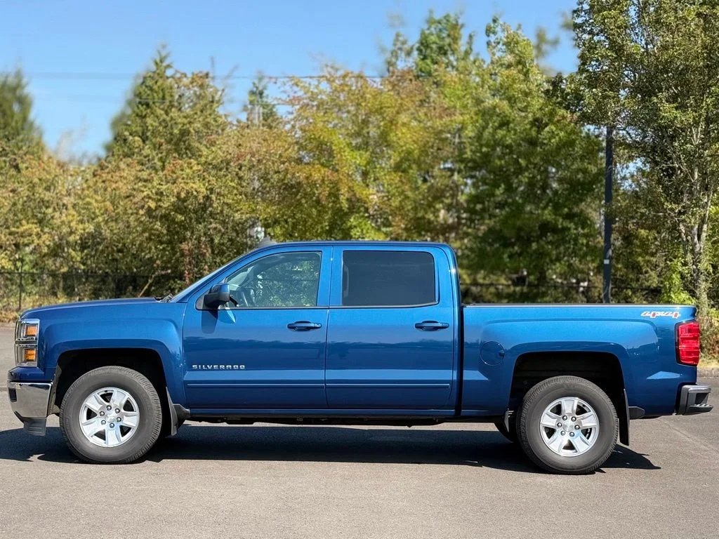 Used 2015 Deep Ocean Blue Chevrolet LT image 2