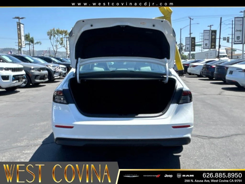 Used 2025 White Honda SE image 16