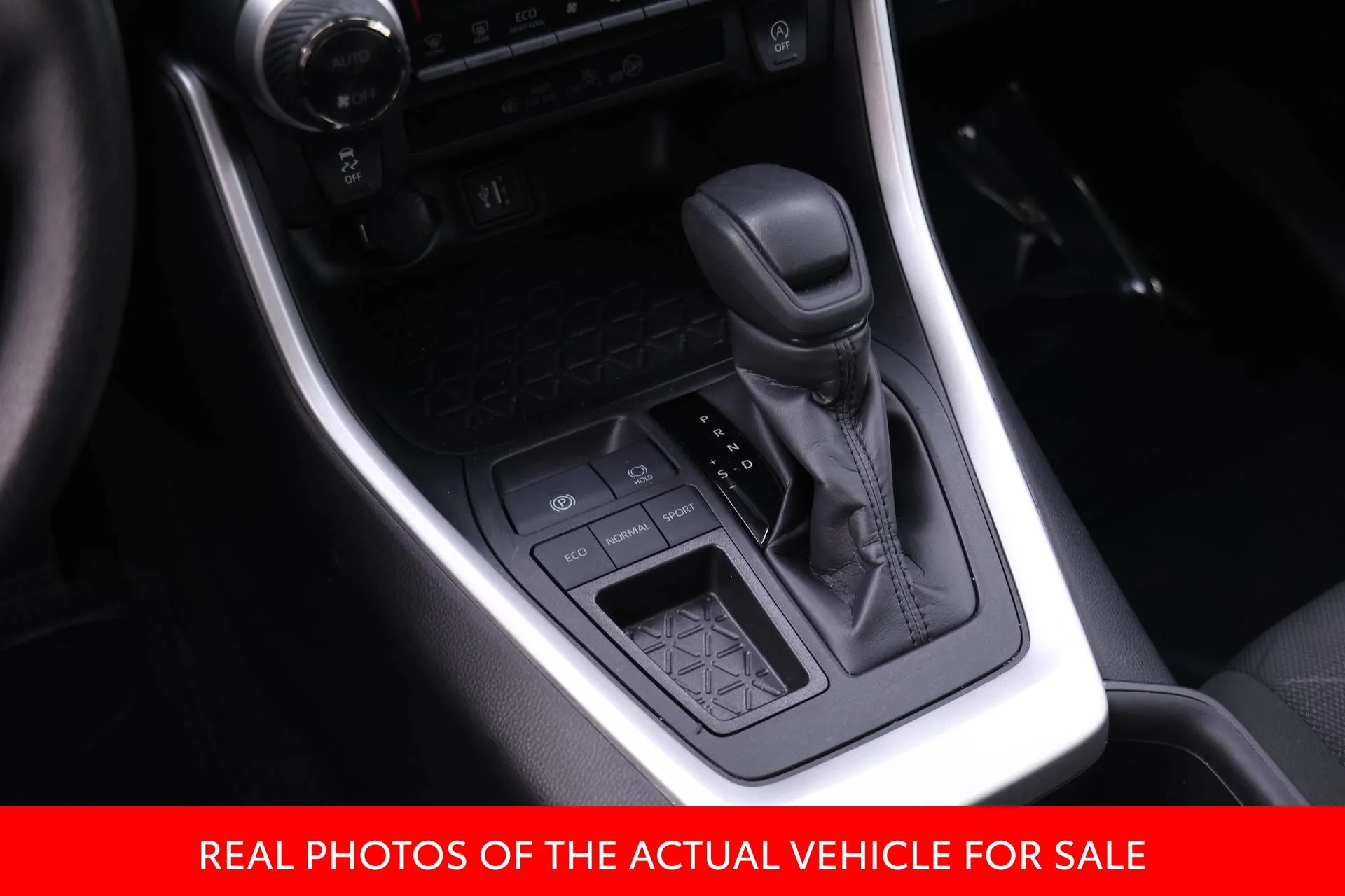 2024 Toyota RAV4 XLE - Photo 12