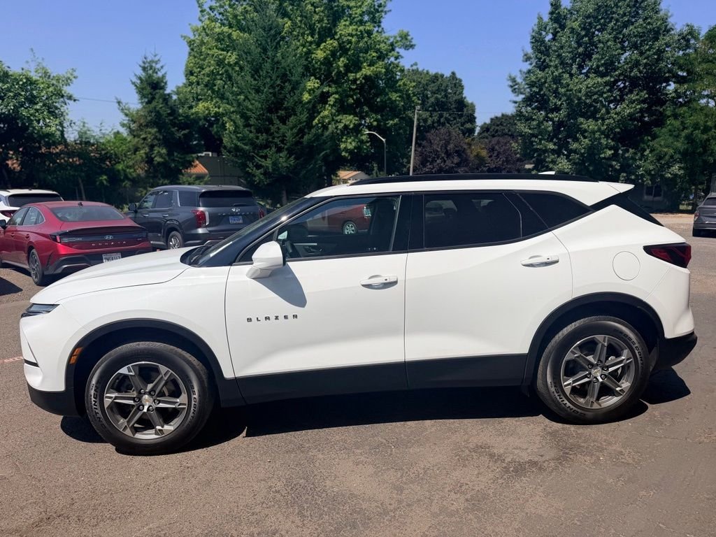 Used 2024 Summit White Chevrolet LT image 8