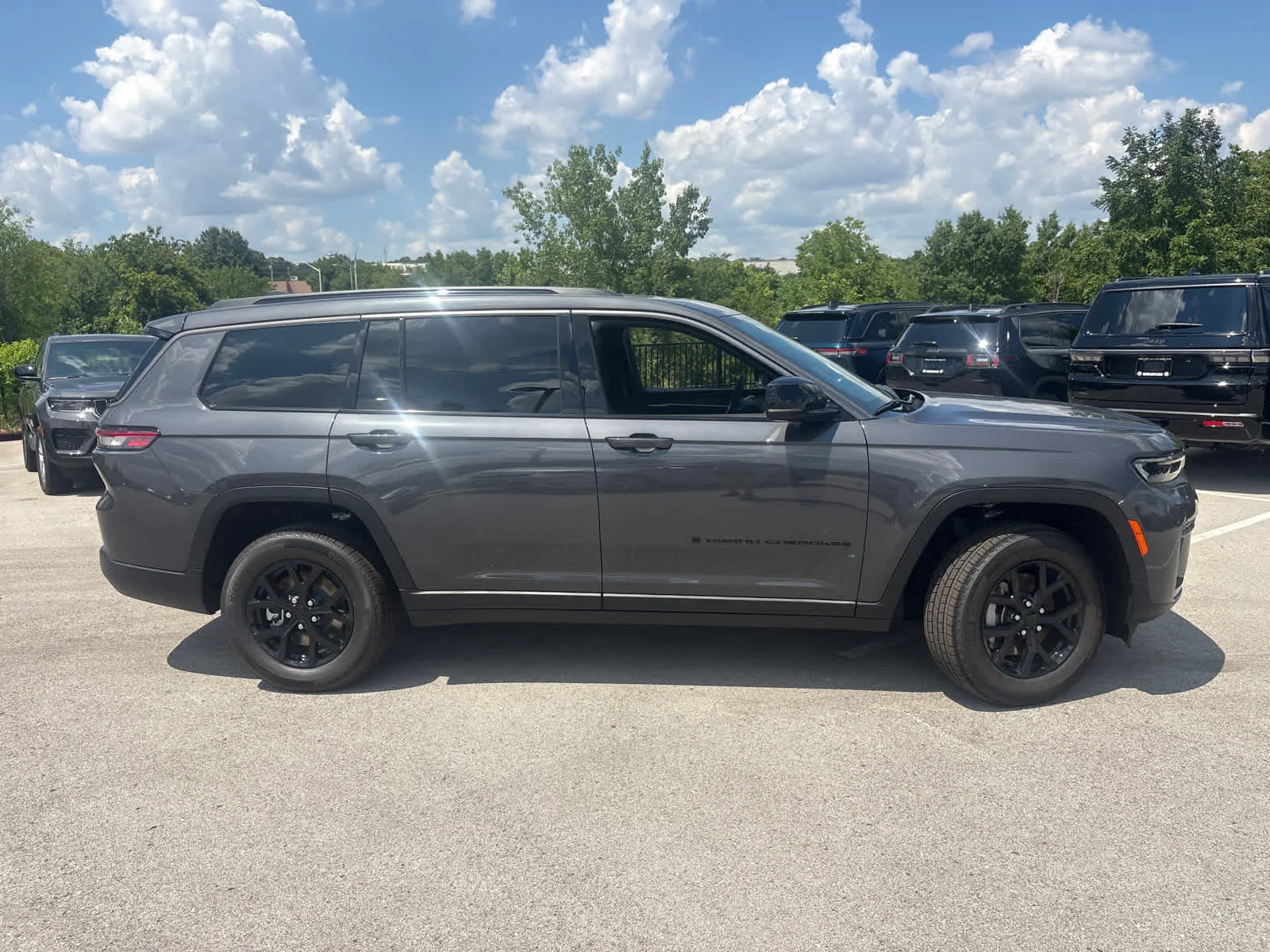 New 2026 Baltic Gray Metallic Clear-Coat Exterior Paint Jeep Laredo Altitude image 11